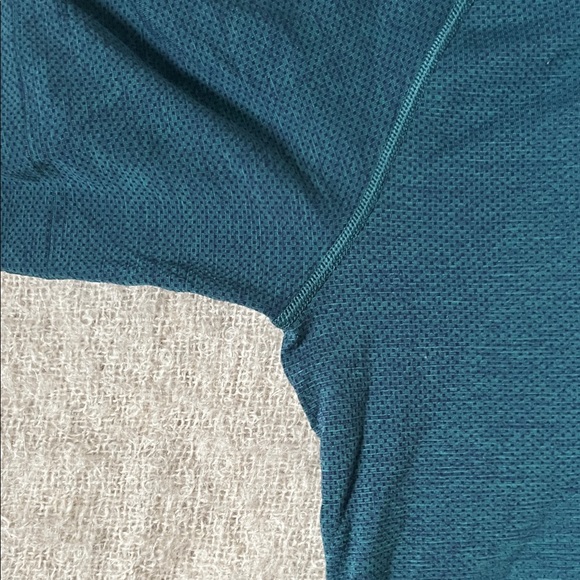 Men’s Lululemon Tshirt - Picture 3 of 6